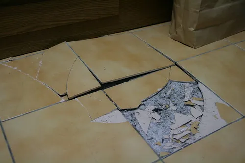 地磚爆啦
