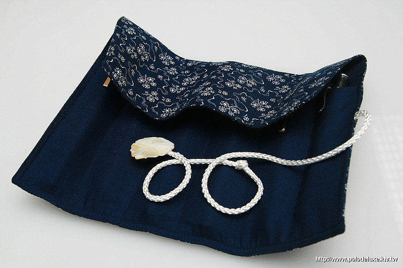 pouch03